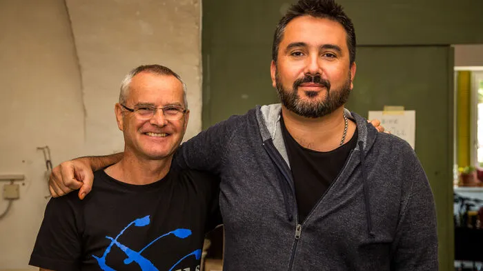 Organisator Janez Gregorič mit dem Künstler Eugen Varzić. 