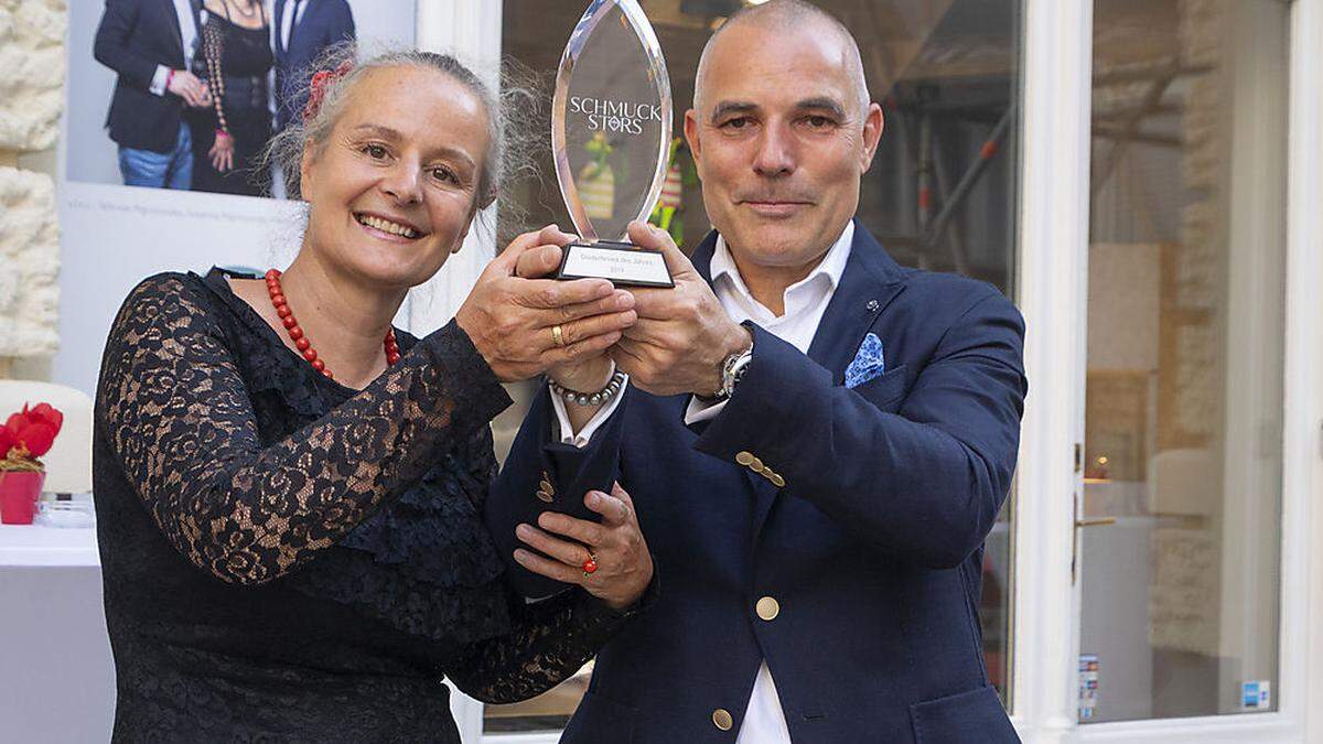 Susanna und Werner Pejrimovsky mit der Auszeichnung vor ihrem Geschäft in Wien