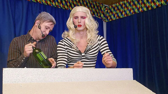 In der Fahrschule zieht die blonde Fahrschülerin Harald Rebernik ihrem geplagten Fahrlehrer Dominik Lechl den letzten Nerv 