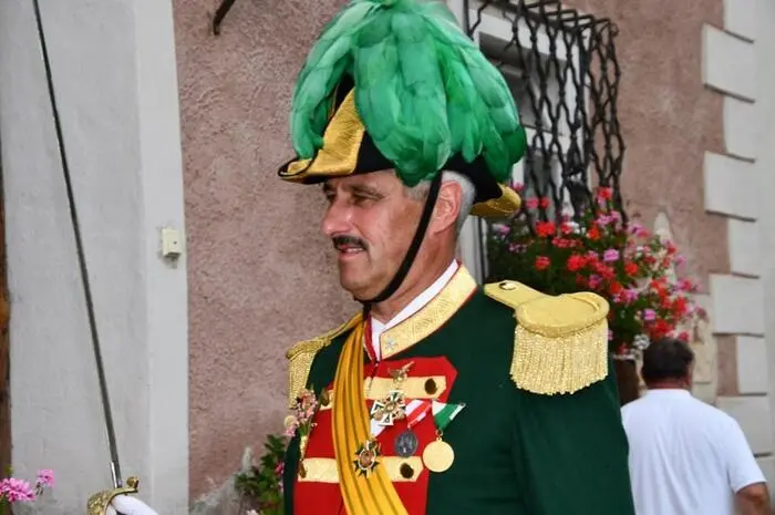 Kommandant und Major ist Bürgermeister Franz Kleinferchner: „Die Bauern und Knechte haben sich zur Wehr gegenüber den Räubern zusammengetan, so sind die Prangschützen damals entstanden“. 