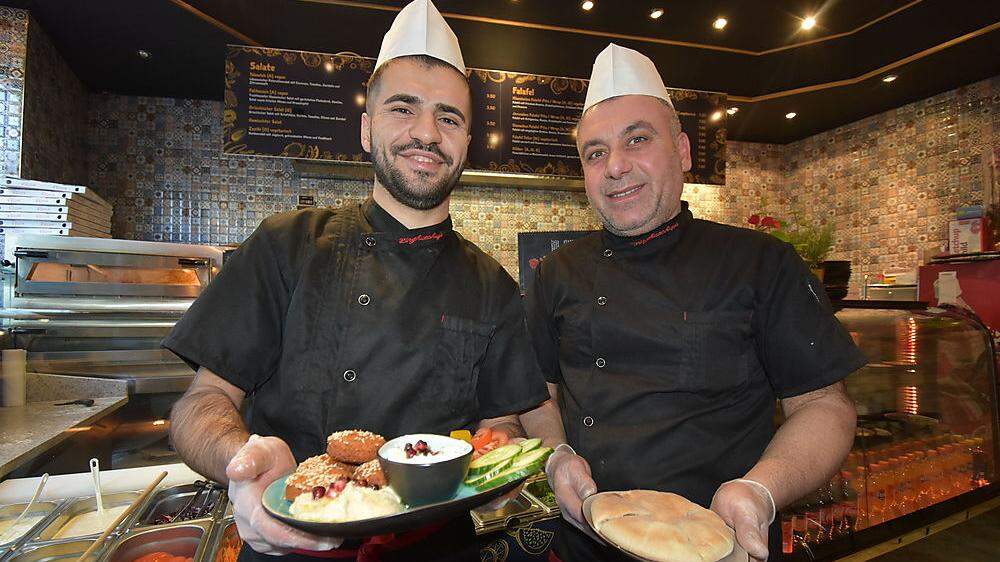 Samir Osman (rechts) und sein Team servieren frische Falafel