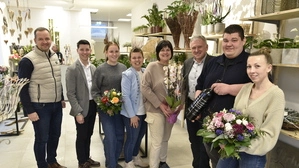 Bernhard Priesch mit seinem Team und den Vertretern der Gemeinde Bad Waltersdorf