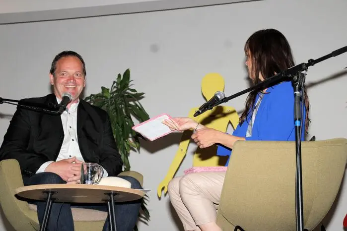 Lang nutzte die Gelegenheit und holte Bürgermeister Roman Neumann auf die Bühne, um mit ihm über „Frauenfragen“ zu sprechen. Neumann stellte sich den Fragen und diskutierte mit der Podcasterin über aktuelle Themen.