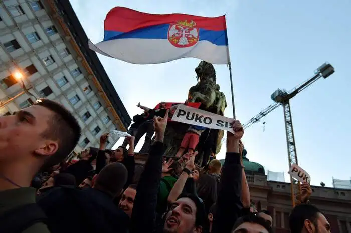 Die Wahl des 47-jährigen Regierungschefs zum Staatspräsidenten am letzten Sonntag wurde bei den Protestmärschen in Belgrad, den beiden nächstgrößeren Städten Nis und Novi Sad sowie in weiteren Orten als manipuliert kritisiert.