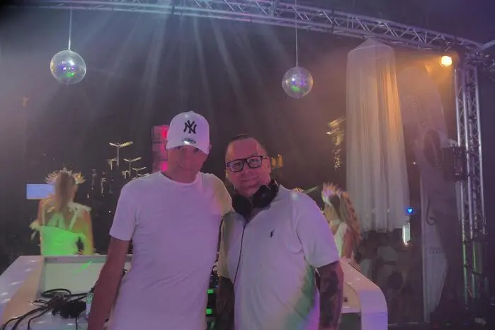 DJ Mark Nevis und DJ Vanberger legten auf der Bühne auf.