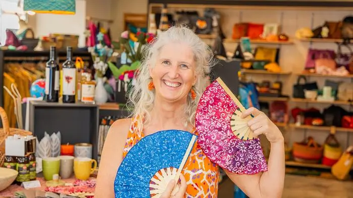Brigitte Kleindl mit den letzten zwei Fächern aus Indonesien im „Weltladen“ in Klagenfurt