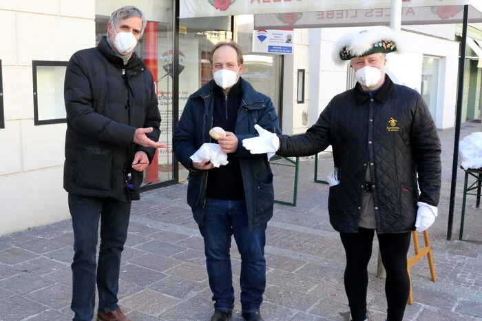 „Als gemeinnütziger Verein wollen wir auch in Krisenzeiten helfen und daher haben wir uns entschlossen, gegen eine freiwillige Spende am St. Veiter Bauernmarkt Krapfen zu verteilen“, sagte Martin Kircher (rechts), Präsident der Faschingsgilde St. Veit. 