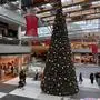 Ein Einkaufscenter mit einem Christbaum | Nach der Modemarke Adler verabschiedet sich auch die Damenboutique „Segreto Moda Italiana“ aus dem Atrio