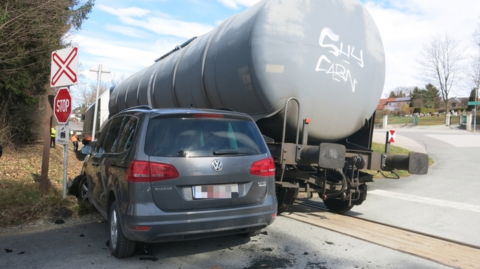 Der Unfall ereignete sich auf einem Bahnübergang in der Nähe der katholischen Kirche.