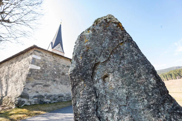 Lochstein neben der Kirche in Glödnitz