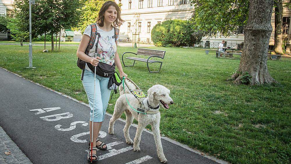 Diana Klemen hat Blindenführhund Lennox an ihrer Seite
