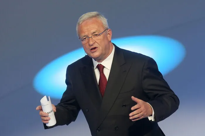 Wochenlang versuchte Martin Winterkorn seine Position im Konzern zu halten. Doch am 31. Oktober 2015 legte er sein Amt zurück. 28 Millionen Euro soll die Abfertigung betragen haben.
