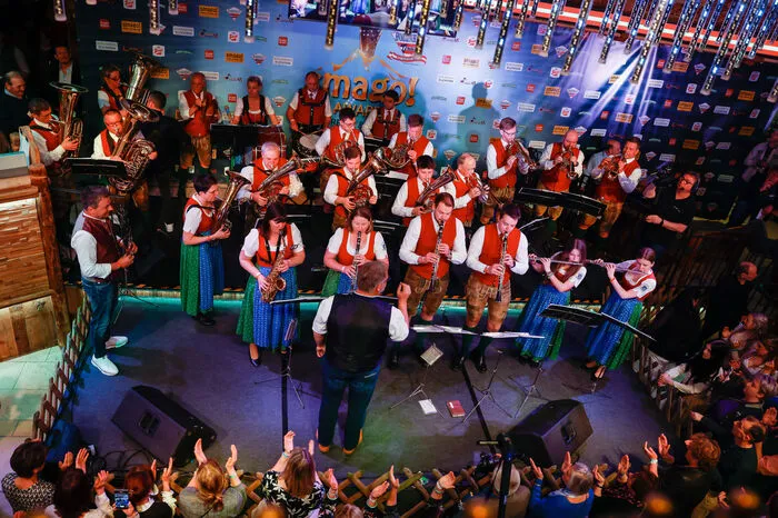 Die Stadtkapelle Schladming spielt - dirigiert von Mathias Rauch „Böhmische Liebe“. 