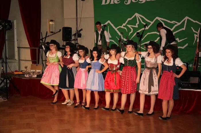 Viel Applaus gab es für die akrobatischen Einlagen der Tanzpaare bei der von Romina Reithofer einstudierten Polonaise. Dabei durften sich die Damen auch einen Cowboyhut aufsetzen.