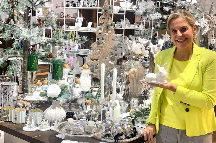 Das Porzellanhaus Sakotnik in der Domgasse 3 beliefert während des zweiten Lockdowns ihre Kunden. Waren können aber auch kontaktlos abgeholt werden. Anstelle eines klassischen Online-Shops werden Anfragen individuell beantwortet. „Wenn jemand etwa eine Kaffeemaschine kaufen möchte, schicken wir per Mail Fotos aus unserem Sortiment, passend zu den Wünschen“, sagt Unternehmerin Stephanie Sakotnik. Telefon: (0463) 57 155.