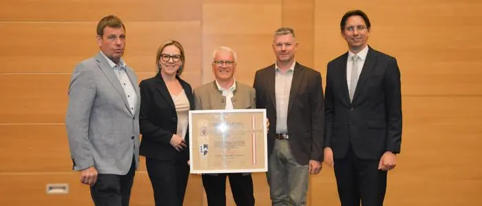 Altbürgermeister Franz Hierzer (Mitte) wurde zum Ehrenbürger ernannt