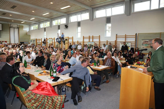 Bürgermeister Alois Breisler konnte zahlreiche Ehrengäste, unter ihnen Pfarrer Anton Herk-Pickl, Landtagsabgeordneten Bürgermeister Bernhard Ederer, Bürgermeister Gottfried Heinz und auch Pflichtschulinspektorin Juliane Müller, und viele ehemalige Schüler begrüßen.