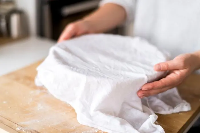 Der Sauerteig geht das Ganze etwas gemütlicher an. Sauerteigbrote brauchen mehrere Stunden Rastzeit