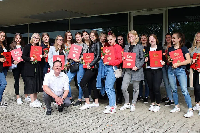 Ausgezeichneter Erfolg. Lisa Aichelburg, Laura Drobesch, Miriam Kustrin, Elena Lackner, Julia Spanz, Julia Stark und Regina TruppeGuter Erfolg. Nicole Habernig, Ute Hoi, Sandra Holzweber und Kristin KlabuschnigBestanden. Marina Dramac, Johanna Kruttner, Bettina Lugger, Annika Manzel, Anna Prasser, Sandra Stromberger, Jasmin Sumann und Jennifer Wachernig