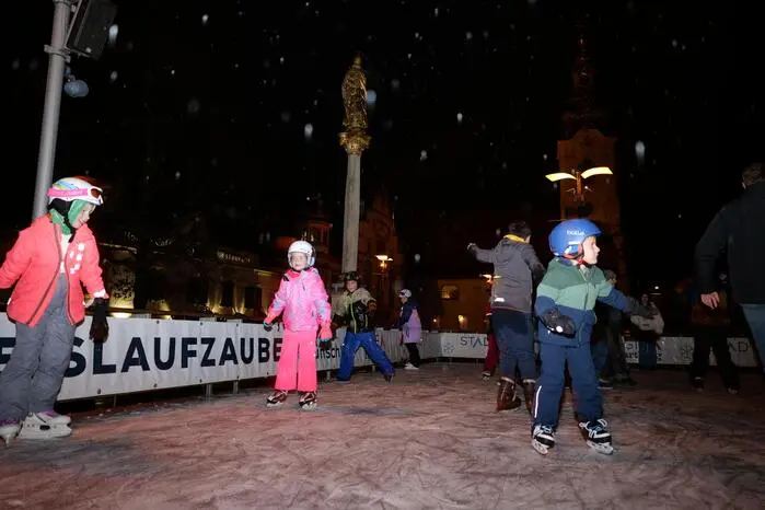Mit der Eröffnung der von den Stadtwerken mit 100 Prozent Ökostrom versorgten Eislauffläche, leitete die Stadt schon heute den „Weihnachtszauber“ ein, bevor am 28. November 2025 dann die offizielle Eröffnung des Christkindlmarktes folgt. 