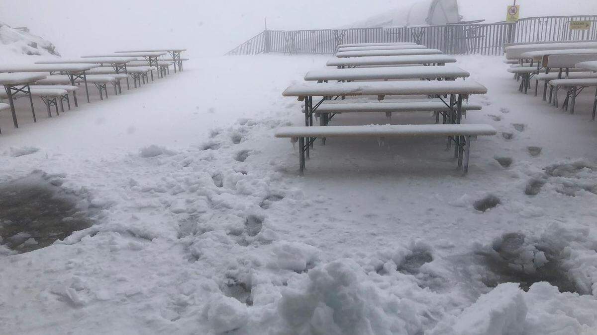 Da schau her: Auf der Sonnenterrasse war Schneeschaufeln angesagt