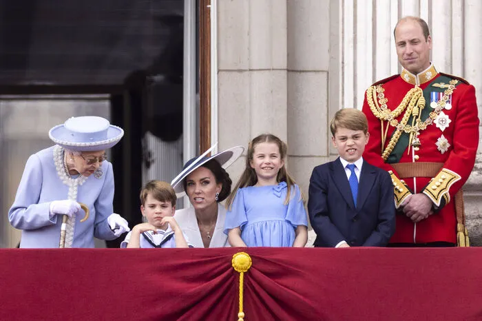 William (40), ein Enkelsohn von Elizabeth II und seine Frau Kate (40) sind nun "Herzog und Herzogin von Cornwall und Cambridge". Wenn William wie erwartet auch den Titel "Prince of Wales" bekommt, wird Kate zur "Princess of Wales". Diesen Titel hatte zuletzt Prinzessin Diana, als sie mit Charles verheiratet war. Die Kinder von William und Kate wurden zu "Prinz George von Cornwall und Cambridge", "Prinzessin Charlotte von Cornwall und Cambridge" und "Prinz Louis von Cornwall und Cambridge". Wird William der Prinz von Wales bekommen sie ebenfalls den Zusatz "von Wales".