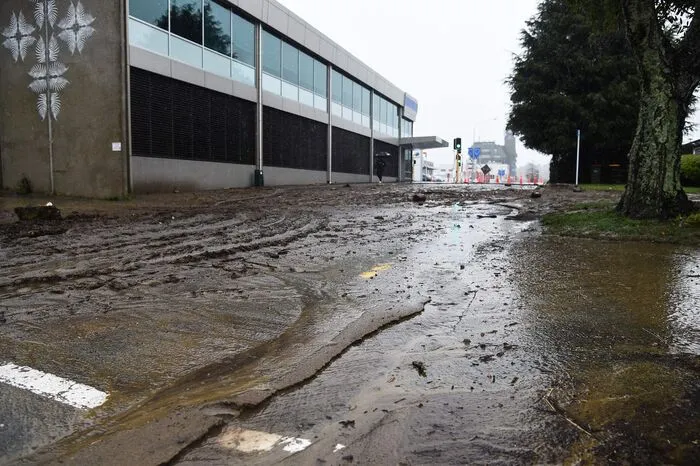 ... denn auch dem Asphalt machten die Überschwemmungen zu schaffen.