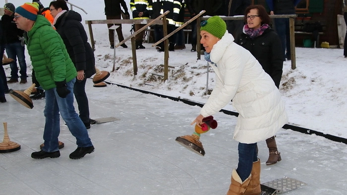 Der Eisschützenverein Hirschegg lud zur traditionellen Dorfmeisterschaft im Eisstockschießen.