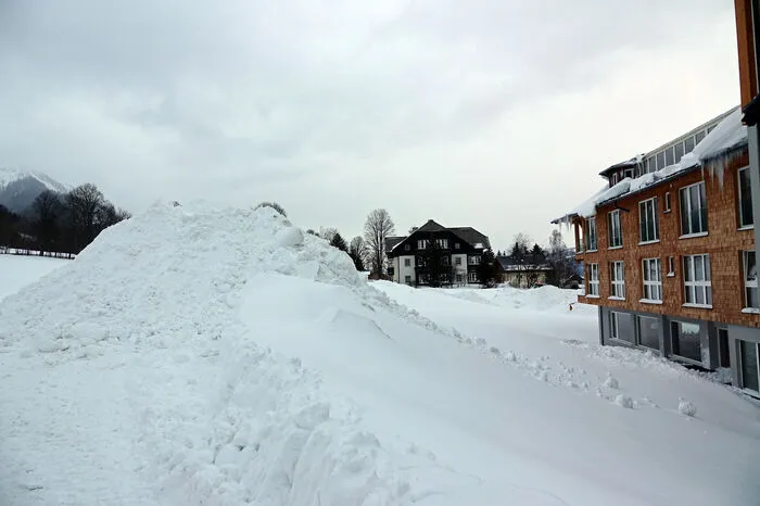 Der Schnee aus dem Zentrum wird ebenfalls auf der Wiese hinter dem Hotel abgeladen
