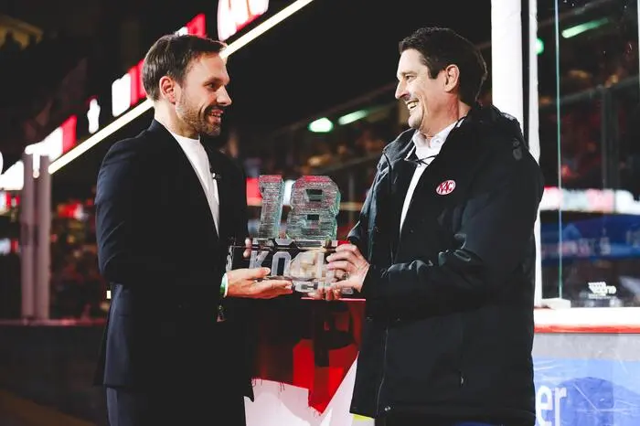 KLAGENFURT,AUSTRIA,20.DEC.23 - ICE HOCKEY - ICE Hockey League, Klagenfurter AC vs EC Red Bull Salzburg. Image shows Thomas Koch and general manager Oliver Pilloni (KAC).
Photo: GEPA pictures/ Daniel Goetzhaber