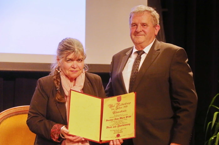 Nach einem kurzen Rückblick auf wichtige Ereignisse des vergangenen Jahres startete die Ehrung mit der Kategorie „Kinder und Jugend“. Den Preis erhielt Dorothea Pridal, die „gute Kinderfee von Radkersburg“. Die diplomierte Kindergartenpädagogin leitet die „Kinder Kreativ Werkstätte“ im Aquilahof, koordiniert das Projekt „Große für Kleine“ und gilt als Kapazunder im Umgang mit Kindern.