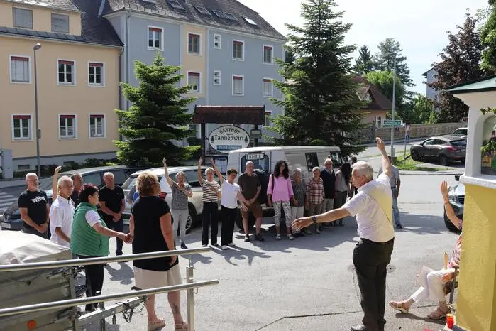 Der Parkplatz war voll. Am Vormittag versammelten sich Stammgäste vor dem Wirtshaus, wo Diakon Helmut Ecker die Gaststube weihte sowie Marianne und Josef Trieb alles Gute für die Wiederaufnahme des Betriebes wünschte.