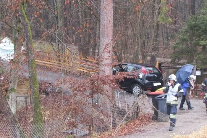 In Laßnitzthal wollte eine Frau ihr Auto, das nach hinten rollte, aufhalten und geriet dabei unter die Räder. Sanitäter befreiten sie mit Wagenheber.
