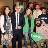 Katharina Tinnacher, der österreichische Botschafter in Berlin, Michael Linhart, Katrin Stromaier, Robert Buchberger, die Podcast-Hosts Willi Schlögl und Curly, Michael Feiertag (v. l.)