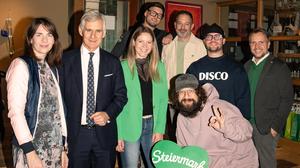 Katharina Tinnacher, der österreichische Botschafter in Berlin, Michael Linhart, Katrin Stromaier, Robert Buchberger, die Podcast-Hosts Willi Schlögl und Curly, Michael Feiertag (v. l.)