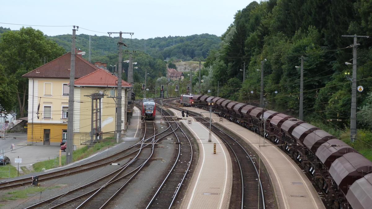 Am Weg nach Slowenien müssen die Züge im Bahnhof in Spielfeld die Lok wechseln | Am Weg nach Slowenien müssen die Züge im Bahnhof in Spielfeld die Lok wechseln