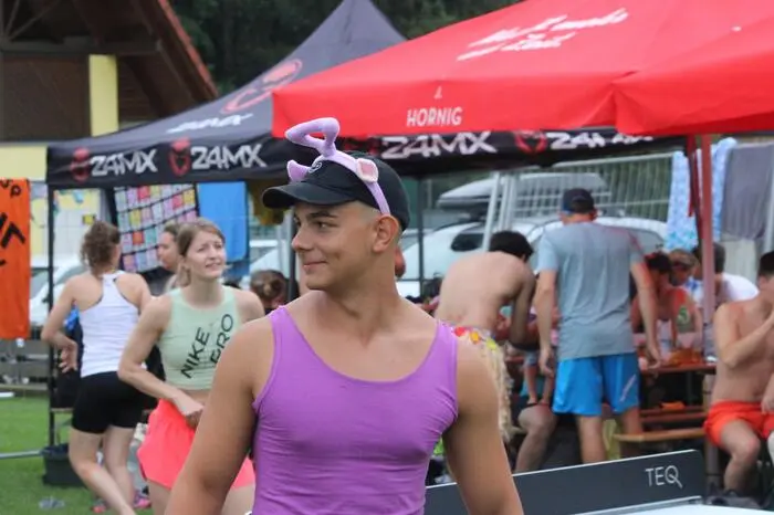 Die ersten fünf Plätze:
1. Aperolo Saufus Ex
2. Hui Weli Weli
3. Starlight Exzess
4. Teletubbies
5. Alle Teams zur Turnierleitung
Insgesamt waren es 27 Teams.