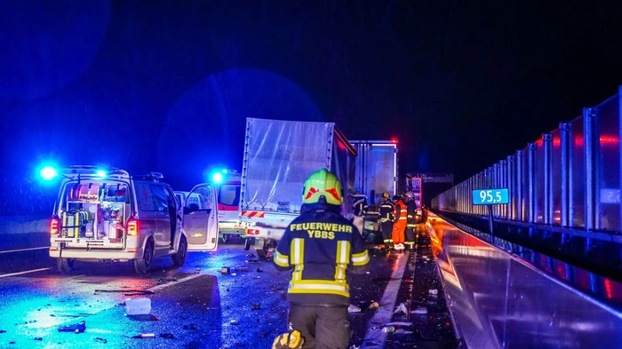 Zwischen Ybbs und Pöchlarn fuhr ein Klein-Lkw in der Nacht auf Mittwoch frontal und nahezu ungebremst auf einen vor ihm fahrenden Sattelzug auf.