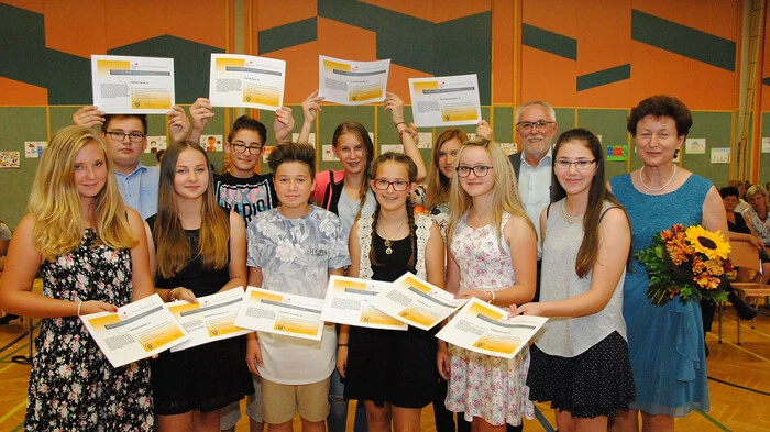 Bei zahlreichen Aktivitäten die über den üblichen Schulalltag hinausgehen, machen die Mädchen und Buben der Neuen Mittelschule (NMS) in Gamlitz gerne mit. Nun gab´s in Rahmen einer Feierstunde gleich Dutzende Auszeichnungen.