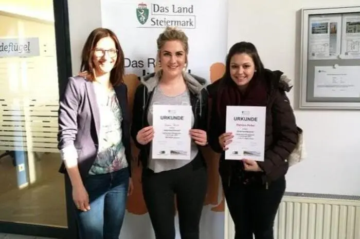 Patrizia Pirker und Karin Feiner von der HLW Weiz mit Lehrerin Claudia Hiebaum