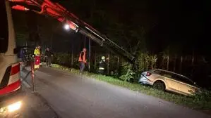 Das Unfallauto wird von der Feuerwehr geborgen | Die FF Mieger war mit zwei Fahrzeugen im Einsatz