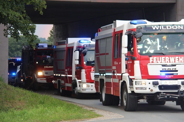 Während des Erstangriffes wurden bereits die Zubringleitungen von den Nachalarmierten, zum einen mit einer bauseits bestehenden trockenen Rohrleitung von der Kainach bis zum Übungsobjekt mithilfe von zwei Tragkraftspritzen befüllt, zum anderen über eine herkömmliche Schlauchleitung über ein Getreidefeld, hergestellt.