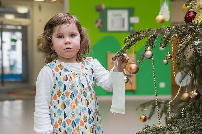 Was hast Du Dir denn vom Christkind gewünscht?Isabella (2): Einen rosa Helm und einen Puppenwagen. Einen kleinen. Das Christkind hat Federn am Rücken. Und Flügel.