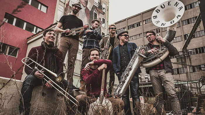 Buena Banda treten am Donnerstag gemeinsam mit Sänger Gregor Bischops in Trofaiach auf