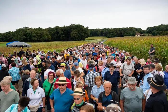 1500 gutgelaunte Fans wanderten rund sieben Kilometer rund um den Himmelsberg