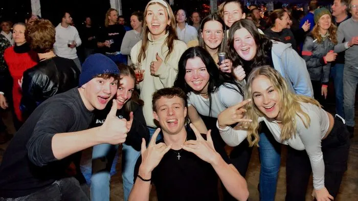 Die „Koman Lopan-Band“ und DJ „Rutger“ brachten Freitagabend das Partyzelt am Weißensee zum Beben