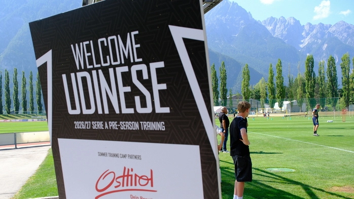 Ein Schild heißt die Fußballer von Udinese Calcio in Lienz willkommen