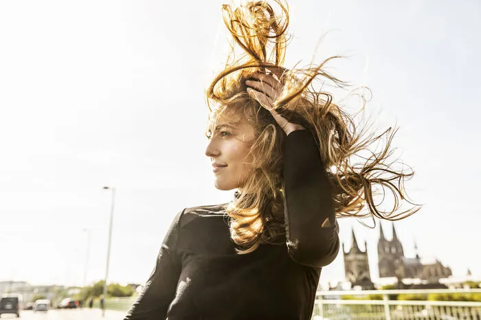 4. Problemzonen wie Wirbel sollte man zuerst trocknen, denn solange die Haare noch feucht sind, kann man sie leichter formen. Der Scheitel soll beim Föhnen jedoch ignoriert werden. Erst dann fällt das Haar richtig schön und natürlich. Mit diesem Trick verhindert man auch, dass der Oberkopf flach aussieht.