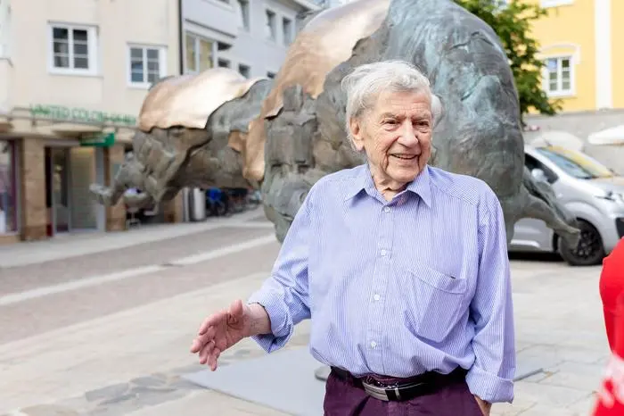 Künstler Jos Pirkner verlangt kein Geld dafür, dass sein Werk über den Sommer den Johannesplatz ziert