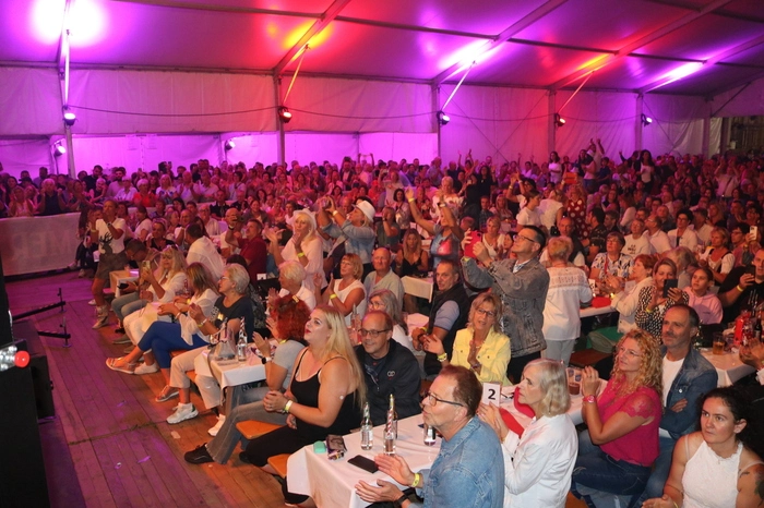 Klicken Sie sich durch die Fotos des besonderen Konzertabends im Hartl-Stadl in Neuhaus.